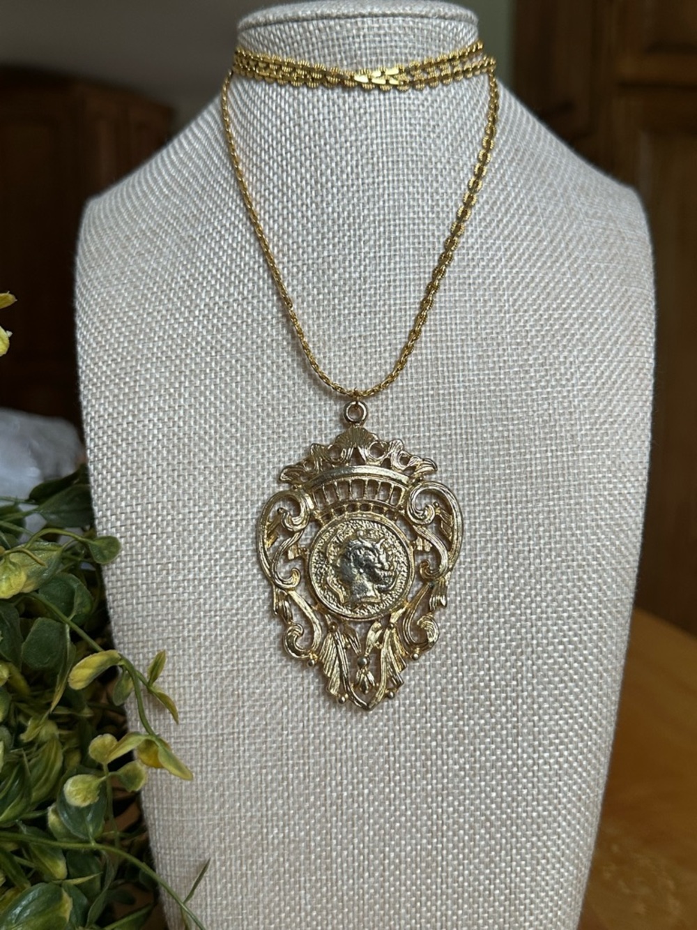 Unsigned Gold-Tone Victorian Style Medallion Pendant Necklace